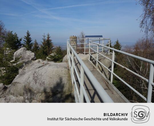 Die Triangulationssäule auf der Fuchskanzel am Strassberg im Zittauer Gebirge.