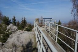 Die Triangulationssäule auf der Fuchskanzel am Strassberg im Zittauer Gebirge.
