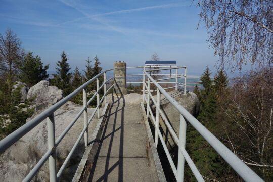 Die Triangulationssäule auf der Fuchskanzel am Strassberg im Zittauer Gebirge.