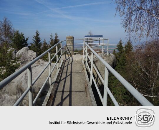 Die Triangulationssäule auf der Fuchskanzel am Strassberg im Zittauer Gebirge.