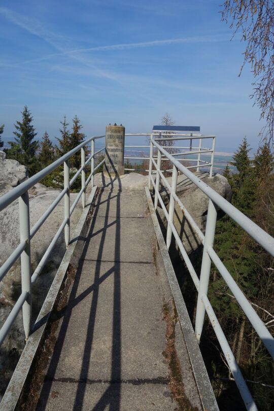 Die Triangulationssäule auf der Fuchskanzel am Strassberg im Zittauer Gebirge.