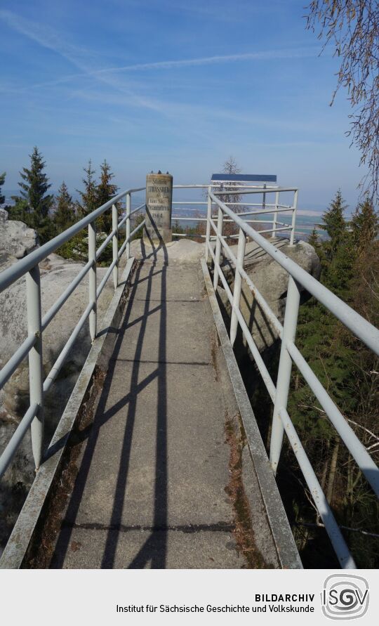 Die Triangulationssäule auf der Fuchskanzel am Strassberg im Zittauer Gebirge.