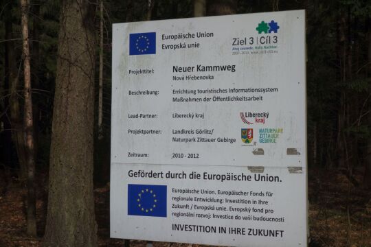 Infotafel zur finanziellen Förderung eines touristischen Informationssystems im Zittauer Gebirge (Parkplatz am ehemaligen Forsthaus Lückendorf).