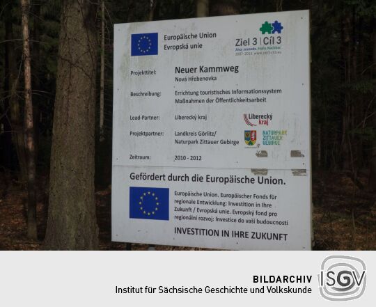 Infotafel zur finanziellen Förderung eines touristischen Informationssystems im Zittauer Gebirge (Parkplatz am ehemaligen Forsthaus Lückendorf).