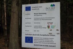 Infotafel zur finanziellen Förderung eines touristischen Informationssystems im Zittauer Gebirge (Parkplatz am ehemaligen Forsthaus Lückendorf).