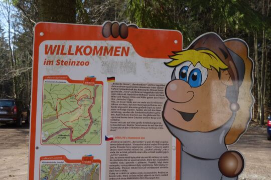 Infotafel zu touristischen Erlebnisbereichen - hier der Steinzoo im Zittauer Gebirge (Parkplatz am ehemaligen Forsthaus Lückendorf).