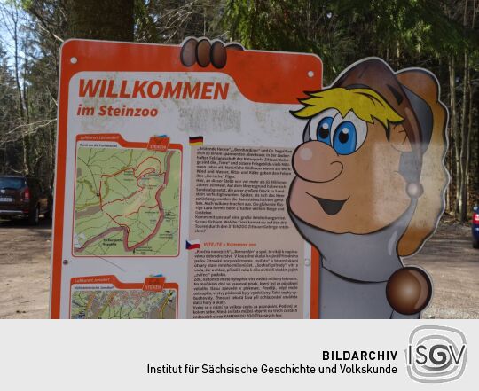 Infotafel zu touristischen Erlebnisbereichen - hier der Steinzoo im Zittauer Gebirge (Parkplatz am ehemaligen Forsthaus Lückendorf).