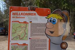 Infotafel zu touristischen Erlebnisbereichen - hier der Steinzoo im Zittauer Gebirge (Parkplatz am ehemaligen Forsthaus Lückendorf).
