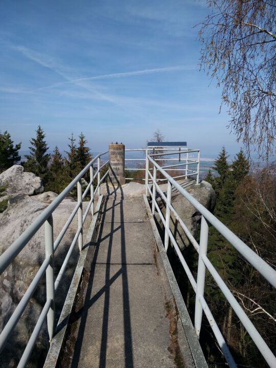 Die Triangulationssäule auf der Fuchskanzel am Strassberg im Zittauer Gebirge.