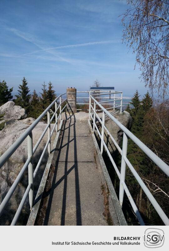 Die Triangulationssäule auf der Fuchskanzel am Strassberg im Zittauer Gebirge.