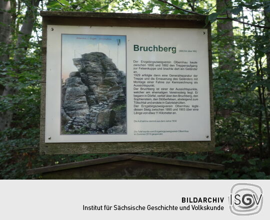 Infotafel am ehemaligen Aussichtspunkt Bruchbergfelsen.