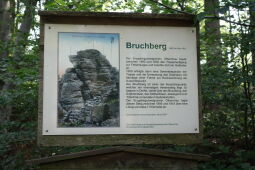 Infotafel am ehemaligen Aussichtspunkt Bruchbergfelsen.