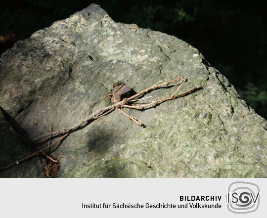 Reste des Geländers am ehemaligen Aussichtspunkt Bruchbergfelsen.