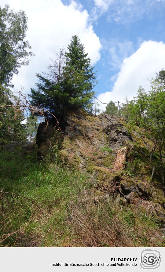 Der Sophienstein, ein gesicherter Aussichtspunkt an der ehemaligen Vereinsstiege bei Olbernhau.