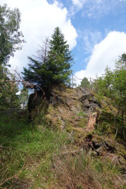 Der Sophienstein, ein gesicherter Aussichtspunkt an der ehemaligen Vereinsstiege bei Olbernhau.