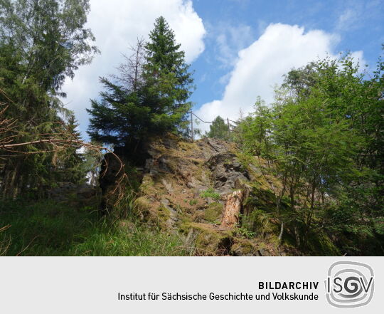 Der Sophienstein, ein gesicherter Aussichtspunkt an der ehemaligen Vereinsstiege bei Olbernhau.