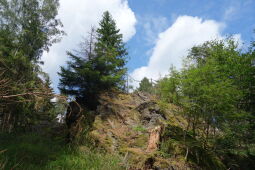 Der Sophienstein, ein gesicherter Aussichtspunkt an der ehemaligen Vereinsstiege bei Olbernhau.