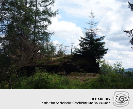 Der Sophienstein, ein gesicherter Aussichtspunkt an der ehemaligen Vereinsstiege bei Olbernhau.