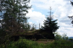 Der Sophienstein, ein gesicherter Aussichtspunkt an der ehemaligen Vereinsstiege bei Olbernhau.