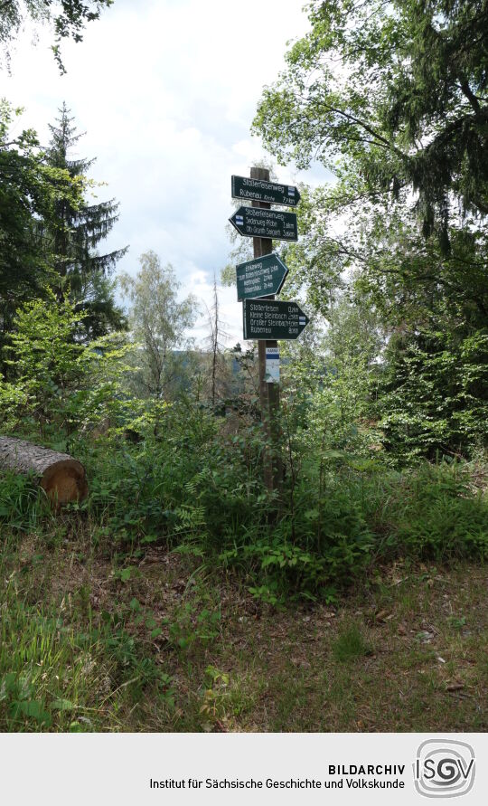 Wegweiser am Stößerfelsenweg (Teil der ehemaligen Vereinsstiege) bei Olbernhau.