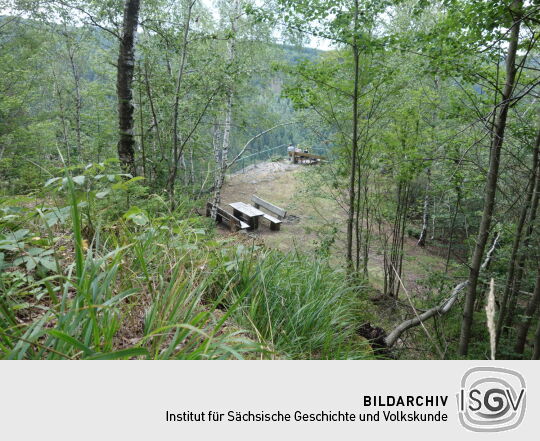 Der Stößerfelsen, ein gesicherter Aussichtspunkt an der ehemaligen Vereinsstiege bei Olbernhau.