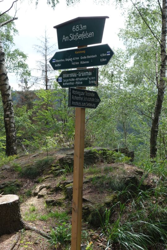 Wegweiser am Stößerfelsen, ein gesicherter Aussichtspunkt an der ehemaligen Vereinsstiege bei Olbernhau.