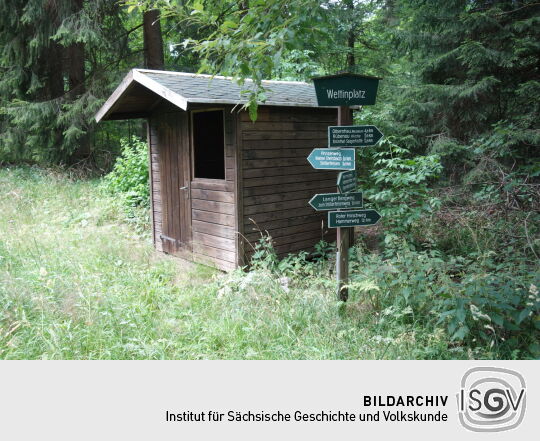 Schutzhütte und Wegweiser am Wettinplatz (Teil der ehemaligen Vereinsstiege) bei Olbernhau.