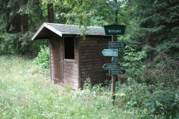 Schutzhütte und Wegweiser am Wettinplatz (Teil der ehemaligen Vereinsstiege) bei Olbernhau.