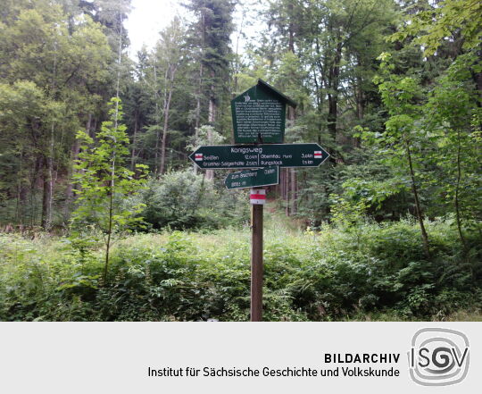 Infotafel zum Erinnerungsstein an Forstmeister A. F. Schaal und Wegweiser am Königsweg bei Olbernhau.