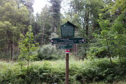 Infotafel zum Erinnerungsstein an Forstmeister A. F. Schaal und Wegweiser am Königsweg bei Olbernhau.