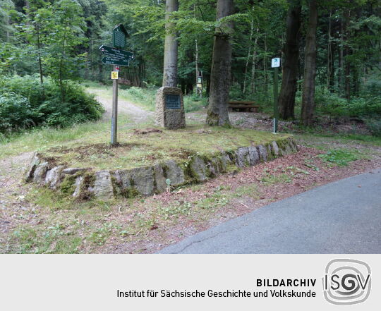 Das Ensemble am Erinnerungsstein an Forstmeister A. F. Schaal bei Olbernhau.