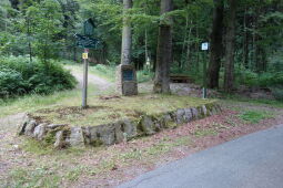 Das Ensemble am Erinnerungsstein an Forstmeister A. F. Schaal bei Olbernhau.