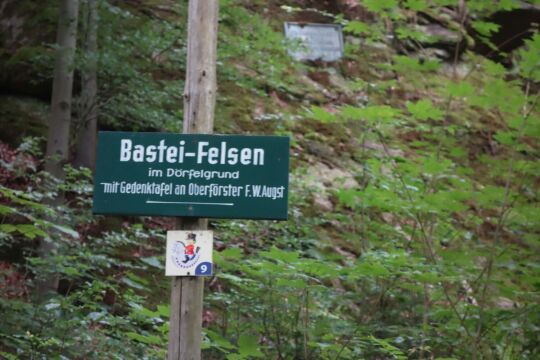 Infotafel am Basteifelsen im Dörfelgrund bei Olbernhau.