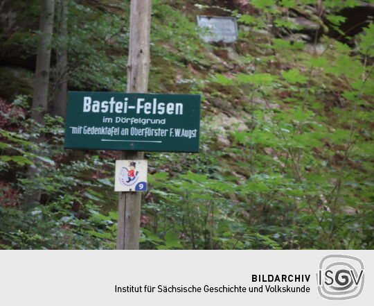 Infotafel am Basteifelsen im Dörfelgrund bei Olbernhau.