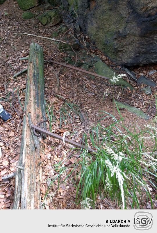 Reste des Geländers am Fuß des Bruchbergfelsens bei Olbernhau.