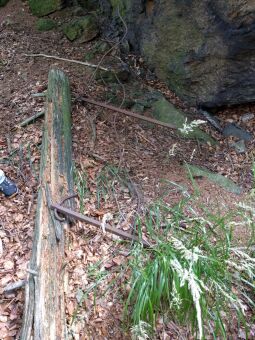 Reste des Geländers am Fuß des Bruchbergfelsens bei Olbernhau.