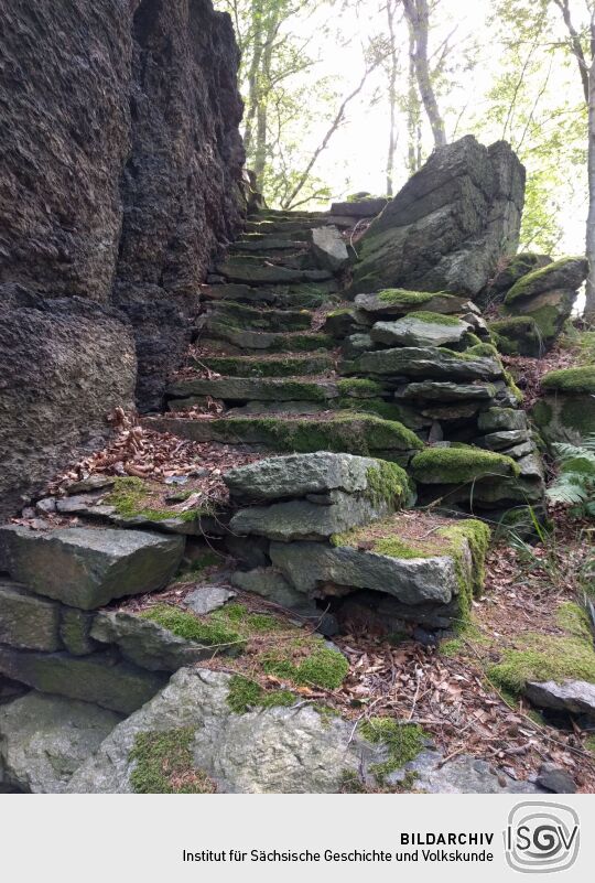 Treppenstufen am Aufstieg zum Aussichtsplateau auf dem Bruchbergfelsen bei Olbernhau.