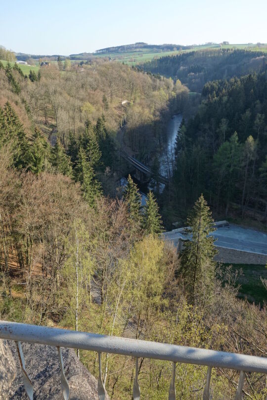 Blick zu zwei namengebenden Brücken von der Brückenklippe in der Wolkensteiner Schweiz.