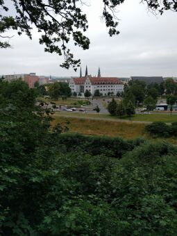 Blick von der Muldenwarte am Knappengrund zur Seniorenwohnanlage Schloss Osterstein in Zwickau.