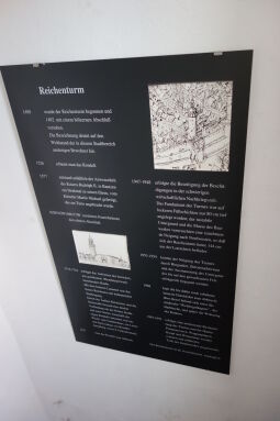 Infotafel im Reichenturm in Bautzen zur Geschichte des Bauwerkes.