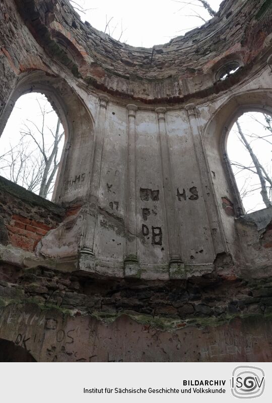 Blick in den ruinösen Innenraum des Wartturms auf der Schanze in Lauske.