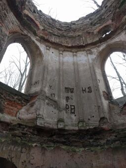 Blick in den ruinösen Innenraum des Wartturms auf der Schanze in Lauske.