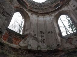 Blick in den ruinösen Innenraum des Wartturms auf der Schanze in Lauske.