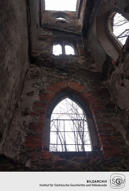 Blick in den ruinösen Treppenturm des Wartturms auf der Schanze in Lauske.