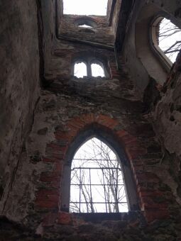 Blick in den ruinösen Treppenturm des Wartturms auf der Schanze in Lauske.