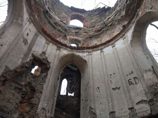 Blick in den ruinösen Innenraum des Wartturms auf der Schanze in Lauske.