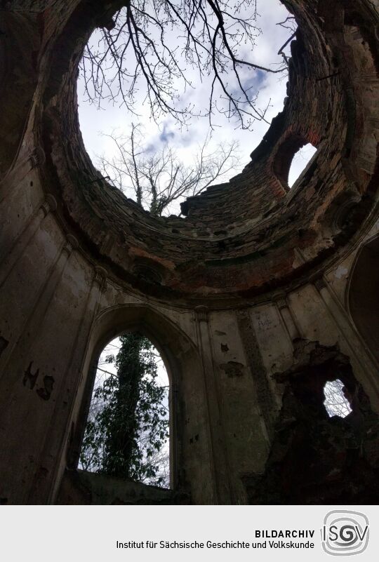 Blick in den ruinösen Innenraum des Wartturms auf der Schanze in Lauske.