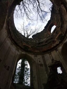 Blick in den ruinösen Innenraum des Wartturms auf der Schanze in Lauske.