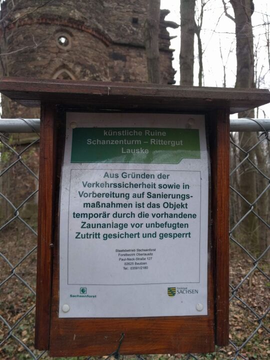 Infotafel am Wartturm auf der Schanze in Lauske.