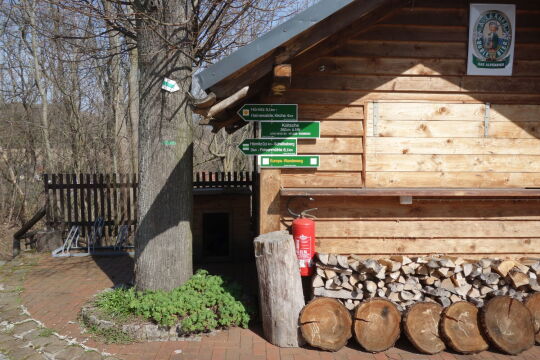 Wegweiser im Gästegarten auf der Koitsche bei Hörnitz.